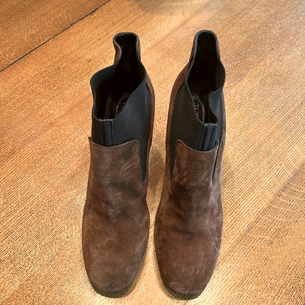 Brown suede Tods bootie